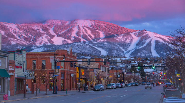 Street scene of Steamboat Springs during evening hours.